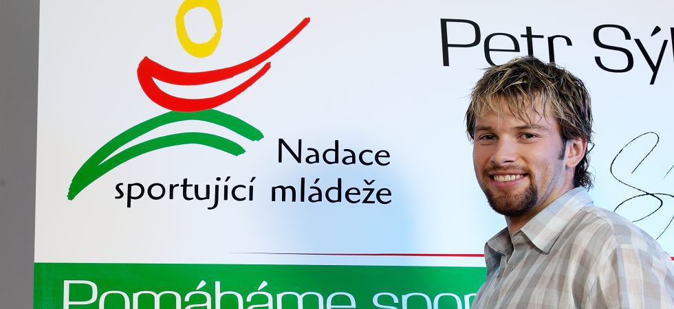 PETR SÝKORA, místr světa v ledním hokeji, vítěz Stanley Cupu: Nadace sportující mládeže pomáhá takovým, jako jsem byl kdysi já. Naším společným vítězstvím bude co nejvíce dětí a mládeže, které Nadace podpoří v jejich sportovní činnosti.